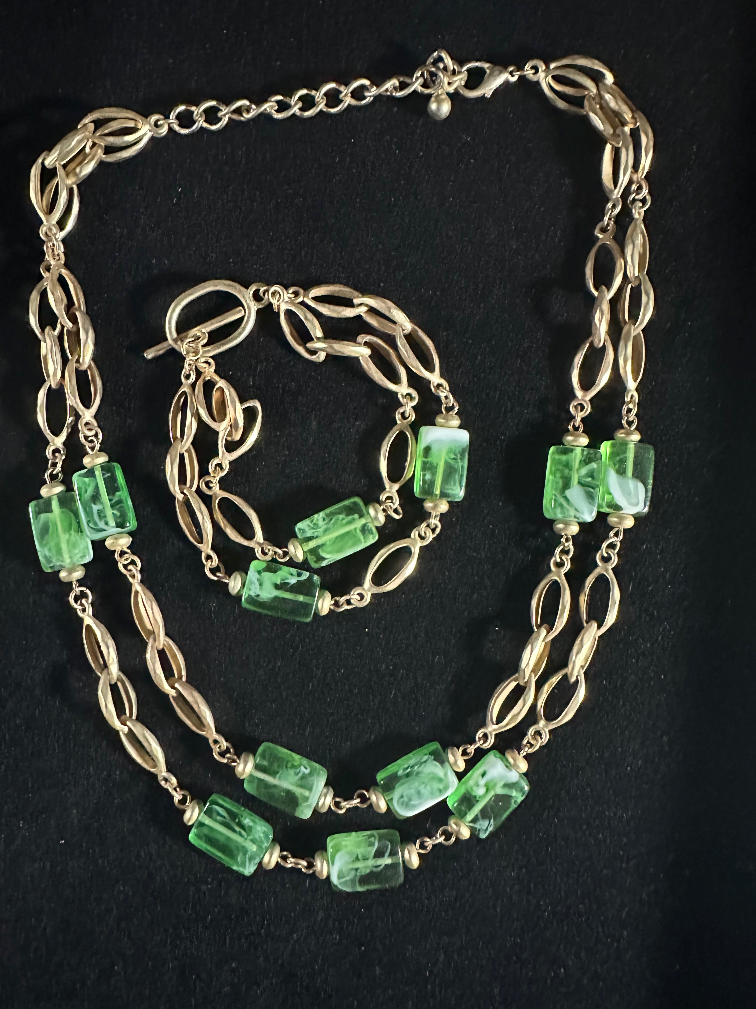 VINTAGE GREEN ART GLASS AND GOLD TONE NECKLACE AND BRACELET