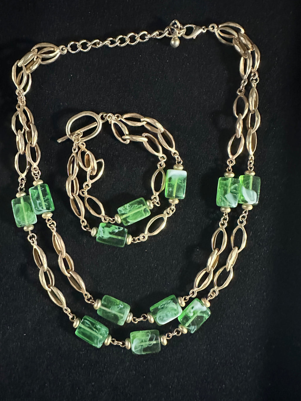 VINTAGE GREEN ART GLASS AND GOLD TONE NECKLACE AND BRACELET