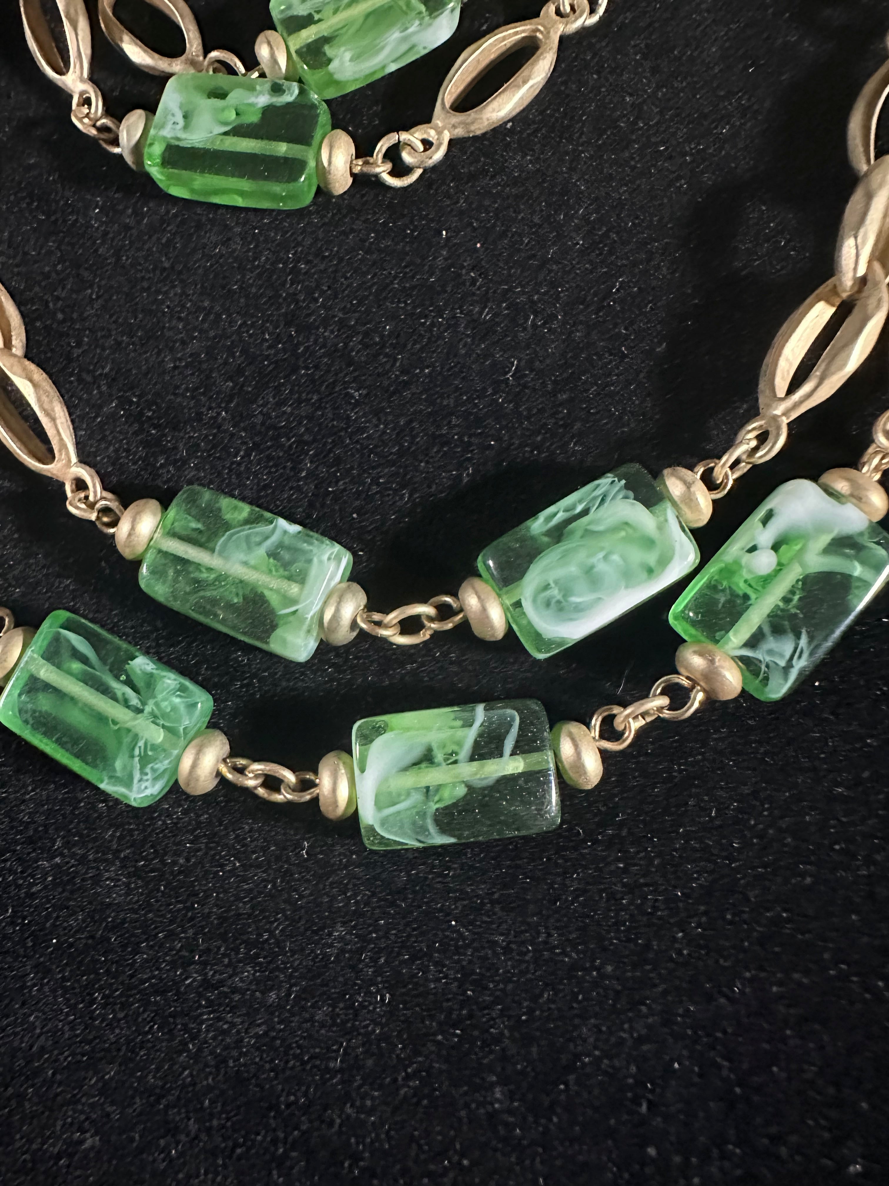 VINTAGE GREEN ART GLASS AND GOLD TONE NECKLACE AND BRACELET