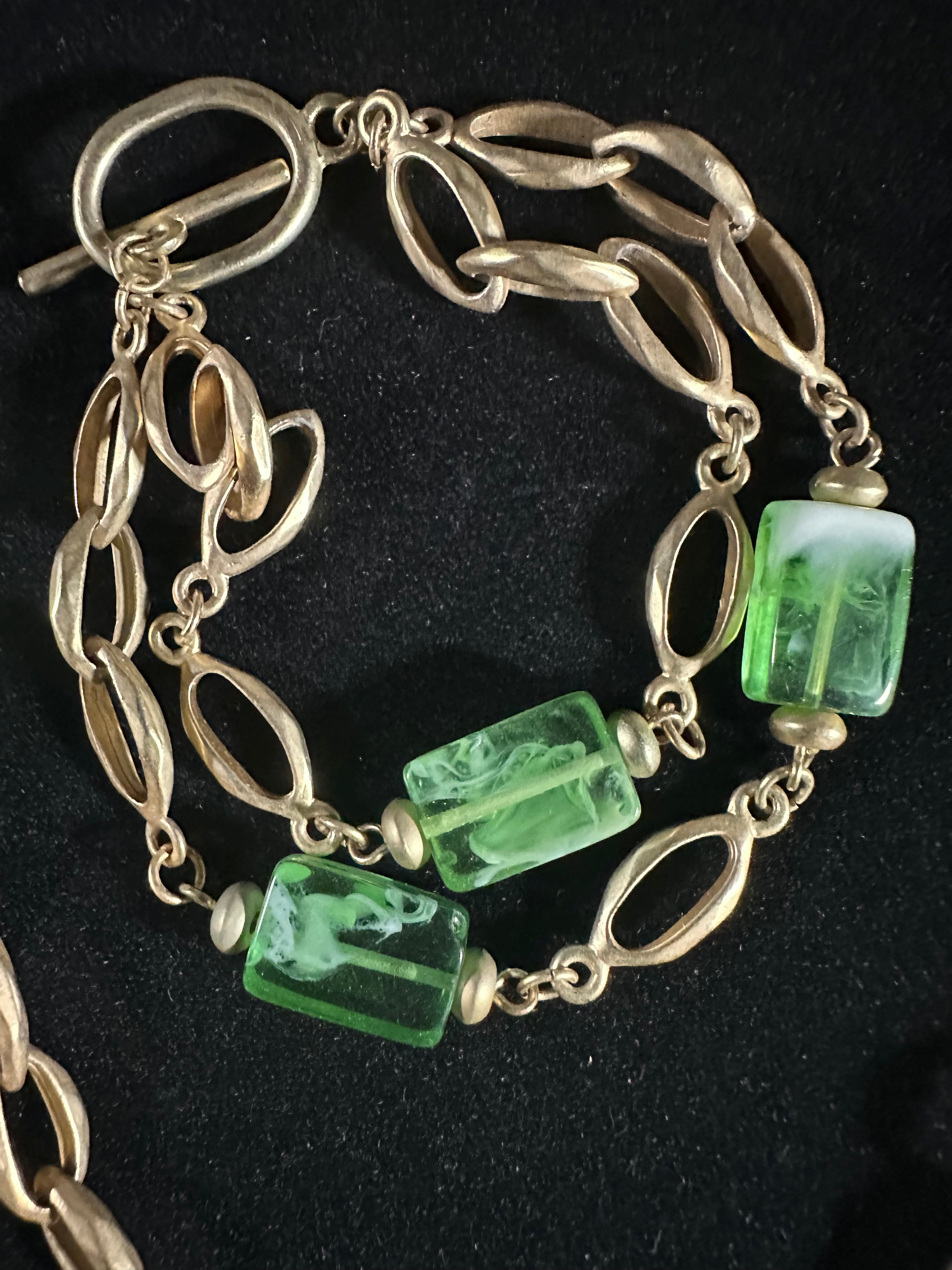 VINTAGE GREEN ART GLASS AND GOLD TONE NECKLACE AND BRACELET